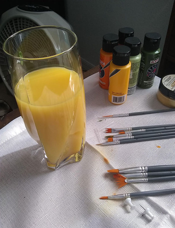 Tuve que parar a mi esposa antes de que se bebiera este "zumo de naranja"