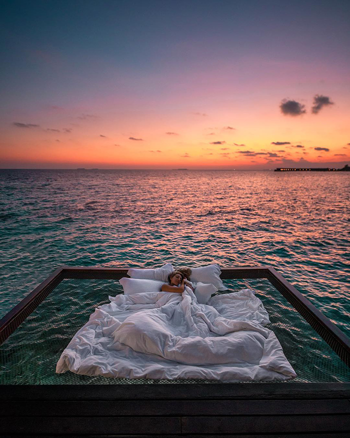 maldives hotel net over water grand park kodhipparu 1 5d2c300fade00 700 - Dormir sob as estrelas e sobre o Oceano em uma rede