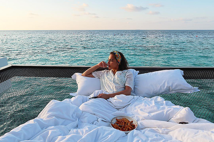 maldives hotel net over water grand park kodhipparu 5d2c355f3a9bb  700 - Dormir sob as estrelas e sobre o Oceano em uma rede