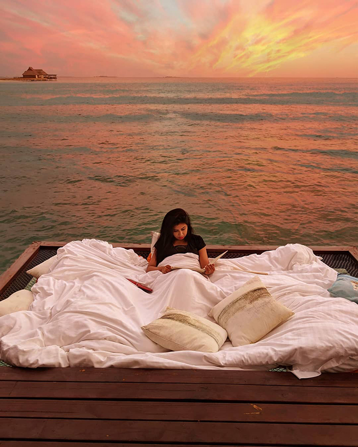 maldives hotel net over water grand park kodhipparu 5d2c35641a237  700 - Dormir sob as estrelas e sobre o Oceano em uma rede