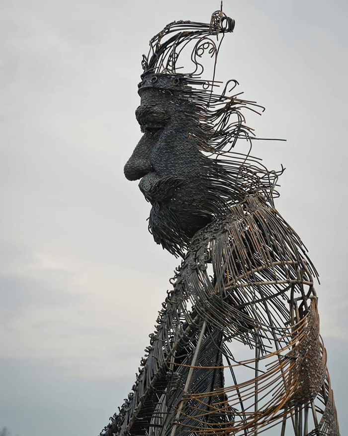 This Sculptor Bends Metal Wire Into Incredible Sculptures Of Historical Figures