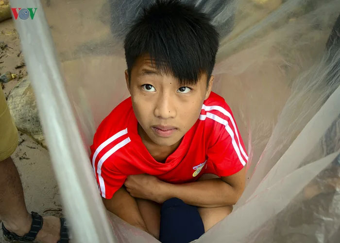Schoolkids In Vietnam Village Ferried Across River In Plastic Bags To Get To School