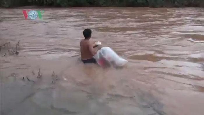 Schoolkids In Vietnam Village Ferried Across River In Plastic Bags To Get To School