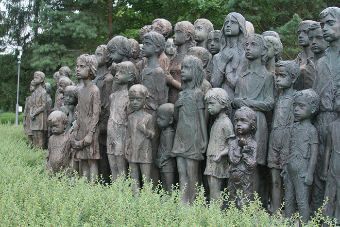 sculptures children of lidice czechoslovakia czech republic 1 5d2d8c0690a35  700 - Escultura de cortar o coração retrata 82 crianças que foram entregues aos nazistas