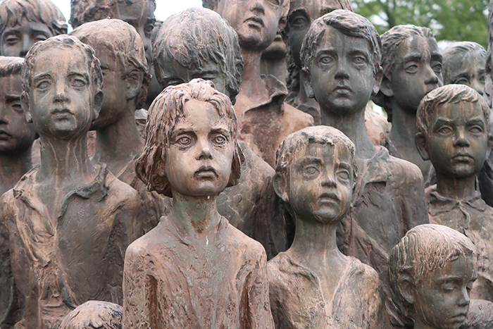 sculptures children of lidice czechoslovakia czech republic 3 5d2d8c0c391b9  700 - Escultura de cortar o coração retrata 82 crianças que foram entregues aos nazistas