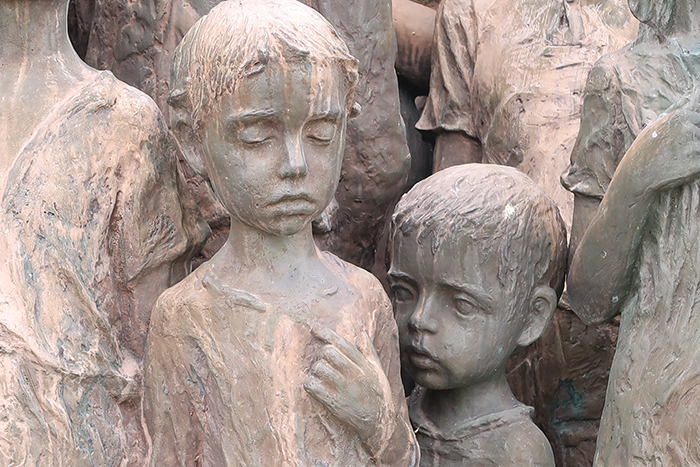 sculptures children of lidice czechoslovakia czech republic 4 5d2d8c0e27c4d  700 - Escultura de cortar o coração retrata 82 crianças que foram entregues aos nazistas