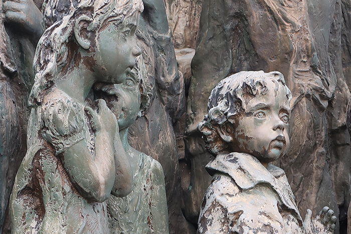 sculptures children of lidice czechoslovakia czech republic 6 5d2d8c134c662  700 - Escultura de cortar o coração retrata 82 crianças que foram entregues aos nazistas