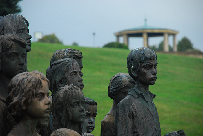 sculptures children of lidice czechoslovakia czech republic 7 5d2d8c15277c6  700 - Escultura de cortar o coração retrata 82 crianças que foram entregues aos nazistas