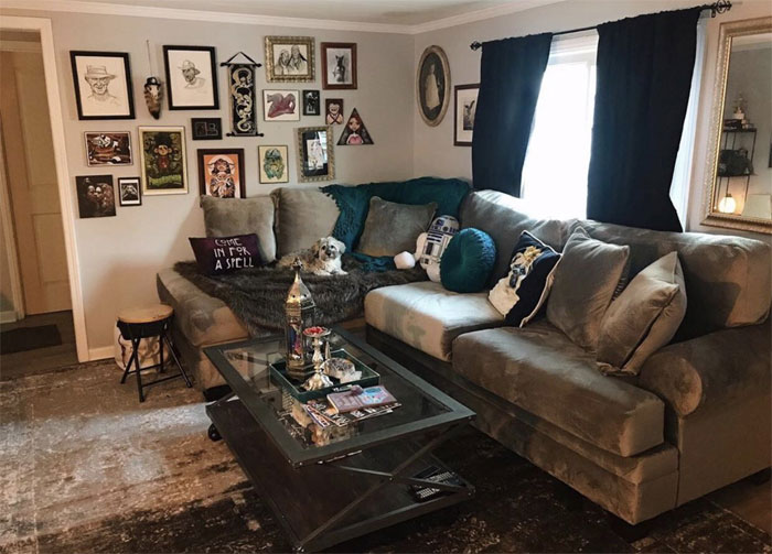 Photos Of Two Radically Different Sisters And Their Homes Are Going Viral On Twitter