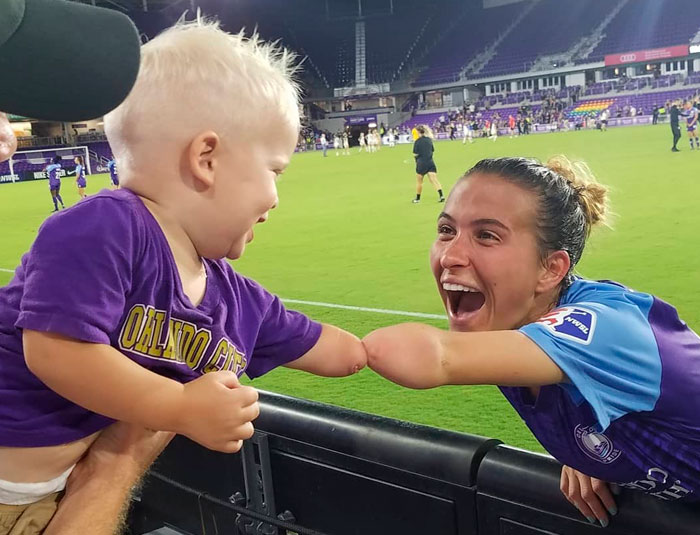 This 2-Year-Old Just Met A Footballer Who Was Born Without A Forearm, Too