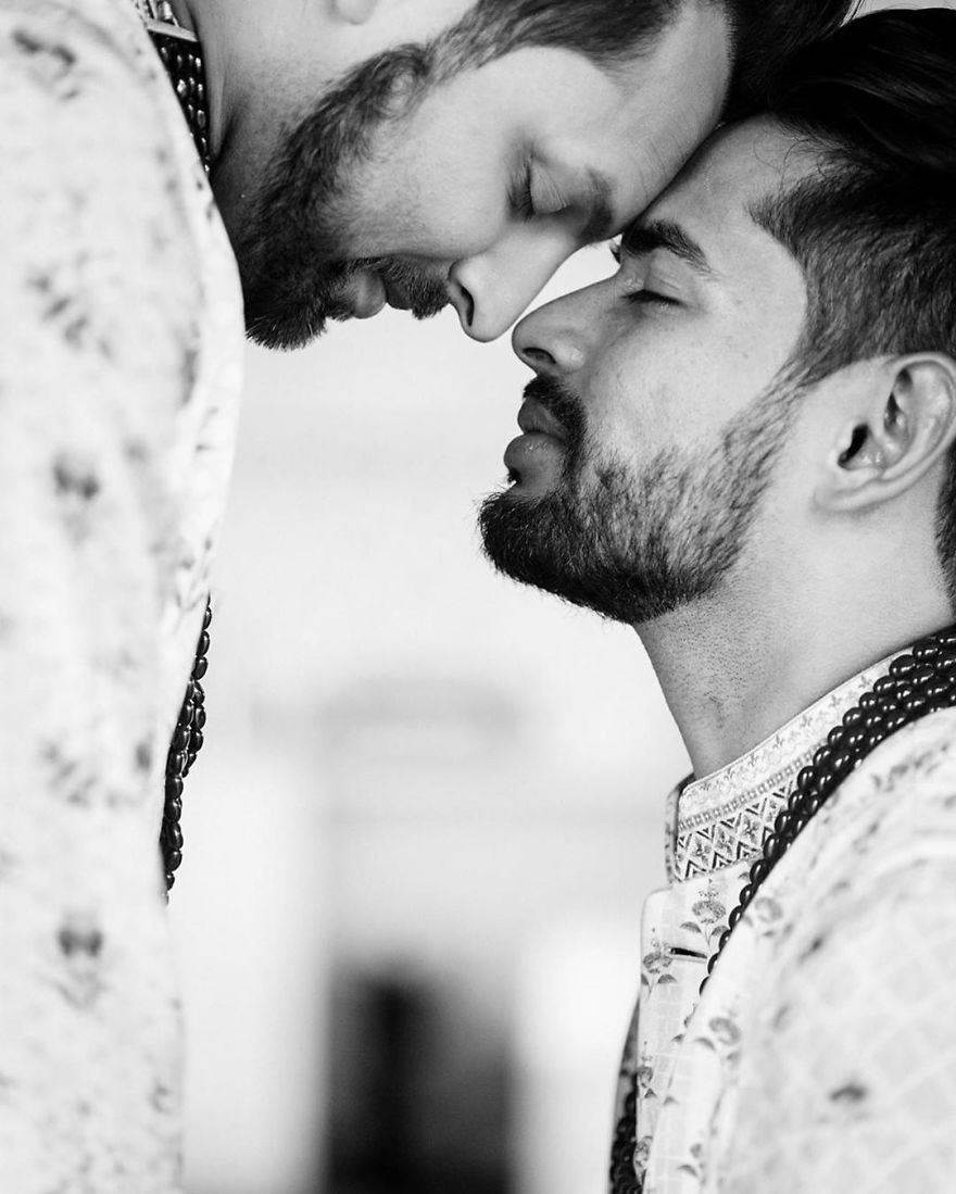 Gay Indian Couple Holds A Traditional Wedding Ceremony In A Hindu Temple, And Their Photos Go Viral