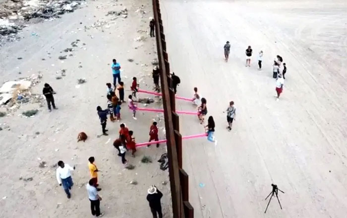 Niños de EEUU y México juegan juntos en estos balancines construidos en el muro de la frontera para desafiar a Trump