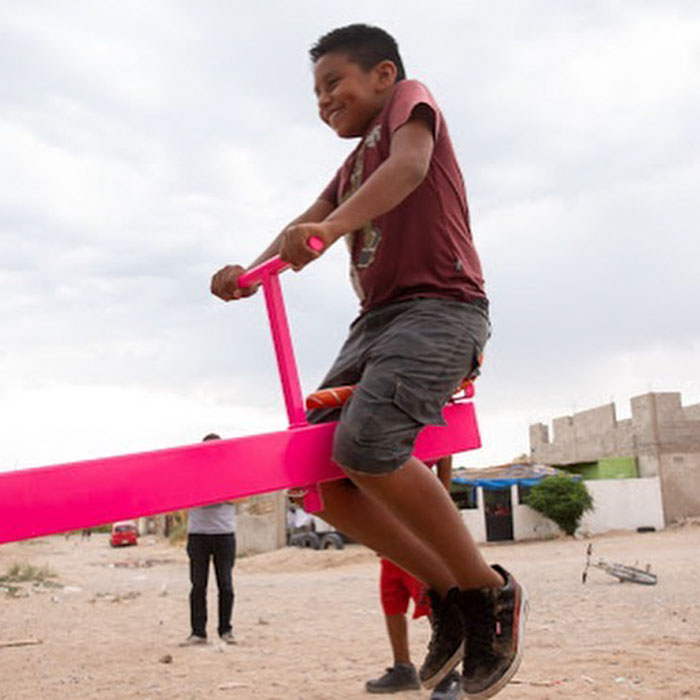 Niños de EEUU y México juegan juntos en estos balancines construidos en el muro de la frontera para desafiar a Trump