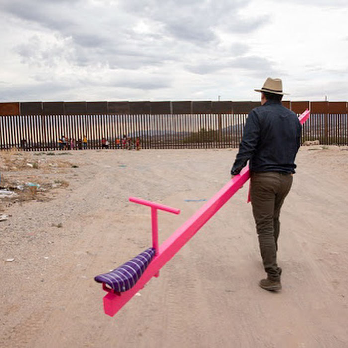 wall 4 5d4038e5c8e43  700 - Crianças dos EUA e do México brincam juntas em gangorras na fronteira