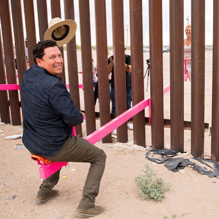 wall 6 5d4038e9627dd  700 - Crianças dos EUA e do México brincam juntas em gangorras na fronteira