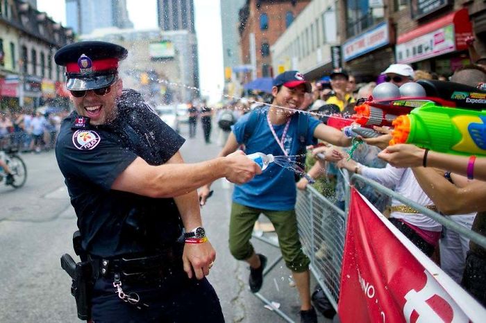Policía canadiense contra los ciudadanos