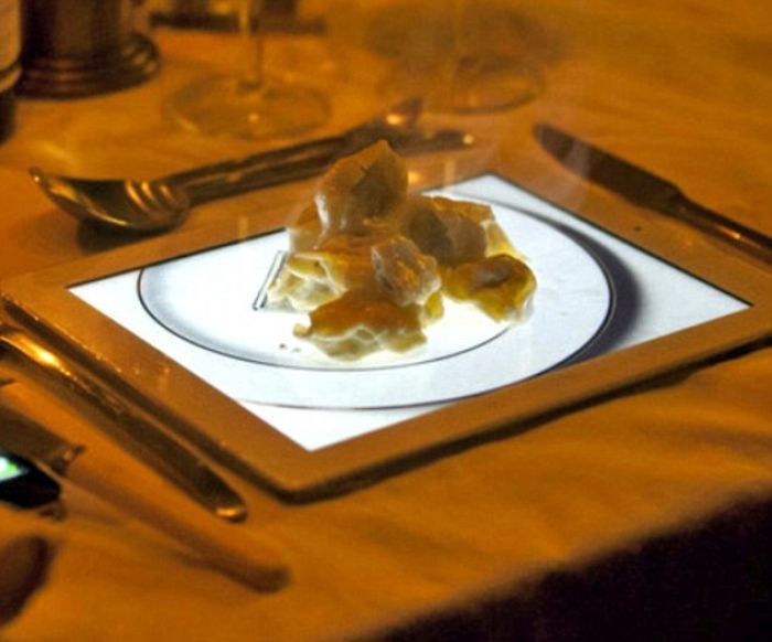 El culmen de lo absurdo: Postre de hojaldre de manzana servido sobre la imagen de un plato... en un ipad
