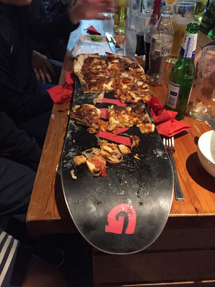 Pizza sobre tabla de snowboard