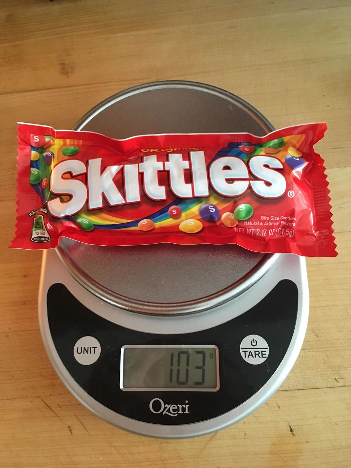 Mi paquete de Skittles de 61 gramos está hasta arriba y pesa 103gr