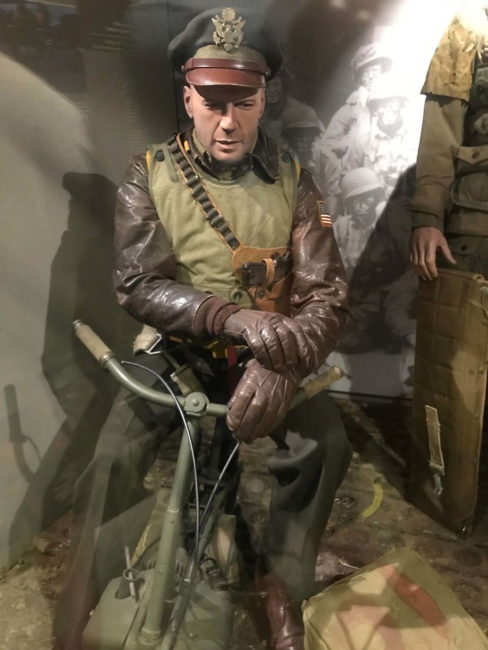 Este maniquí de un museo temático de la Segunda Guerra Mundial en Normandía se parece a Bruce Willis