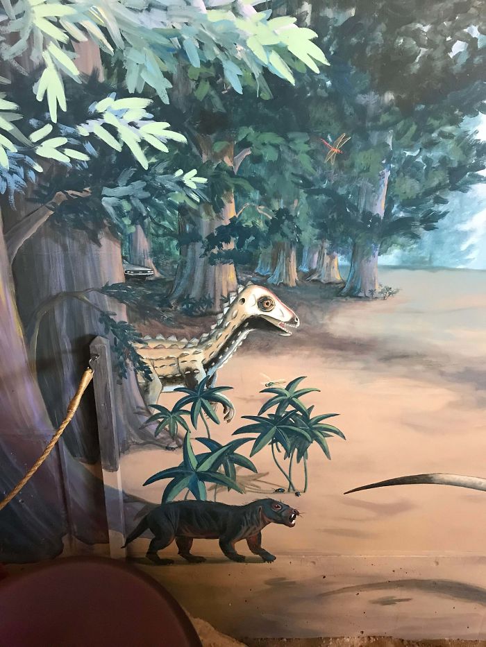 Este Delorean en el mural del Museo de Dinosaurios