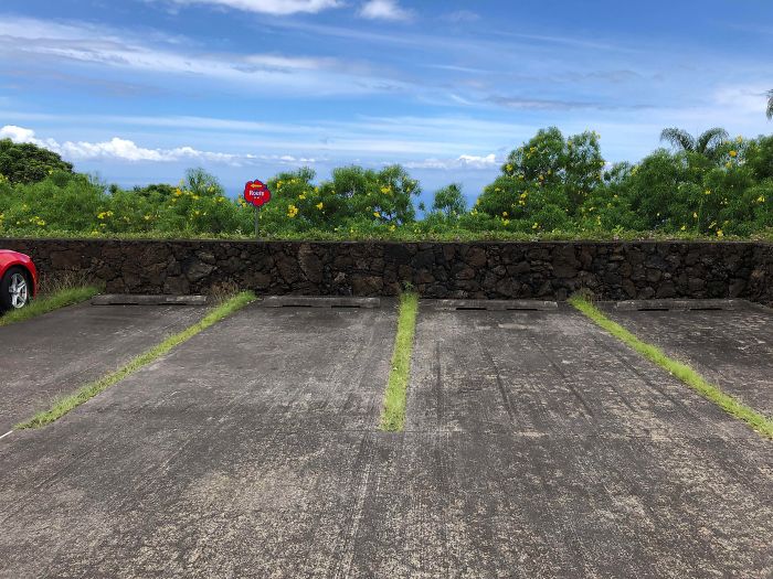 En vez de pintar las líneas del parking, las crean con césped. Kailua-Kona, Hawaii