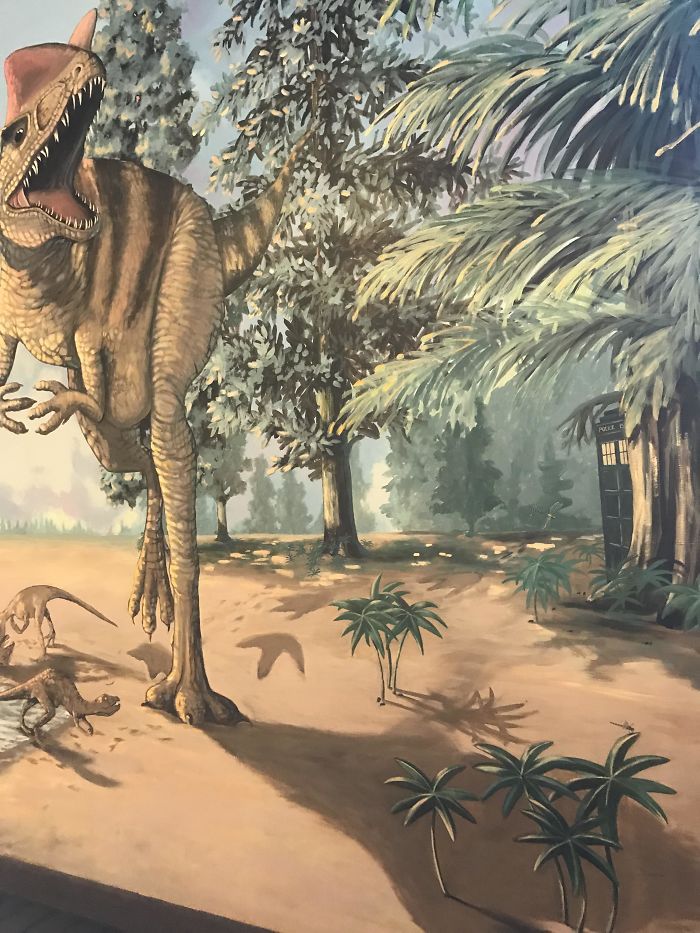 La Tardis en este mural de un museo en de dinosaurios