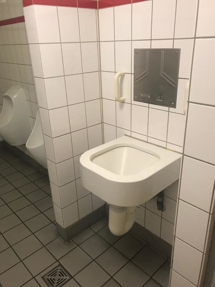 Este extraño urinario estaba en Colonia, Alemania
