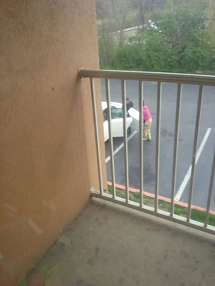 Estas personas estaban metiendo en su coche la mininevera que habían robado de una de las habitaciones del hotel