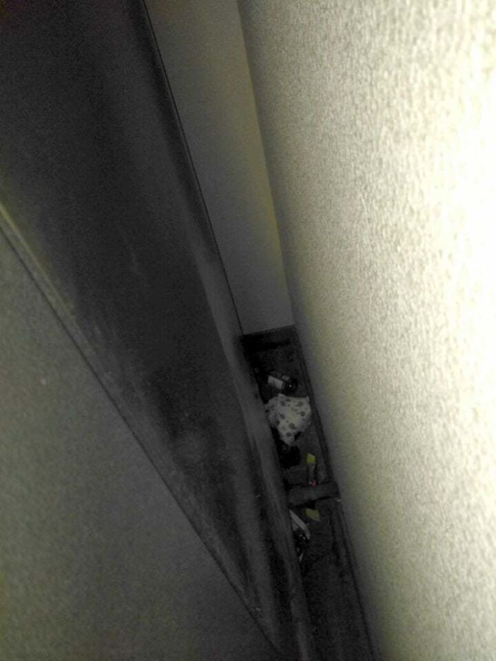 Estoy en un hotel y fui a la máquina de hielo. Enseguida olí a caca y encontré este pañal usado tirado entre la pared y la máquina de hielo