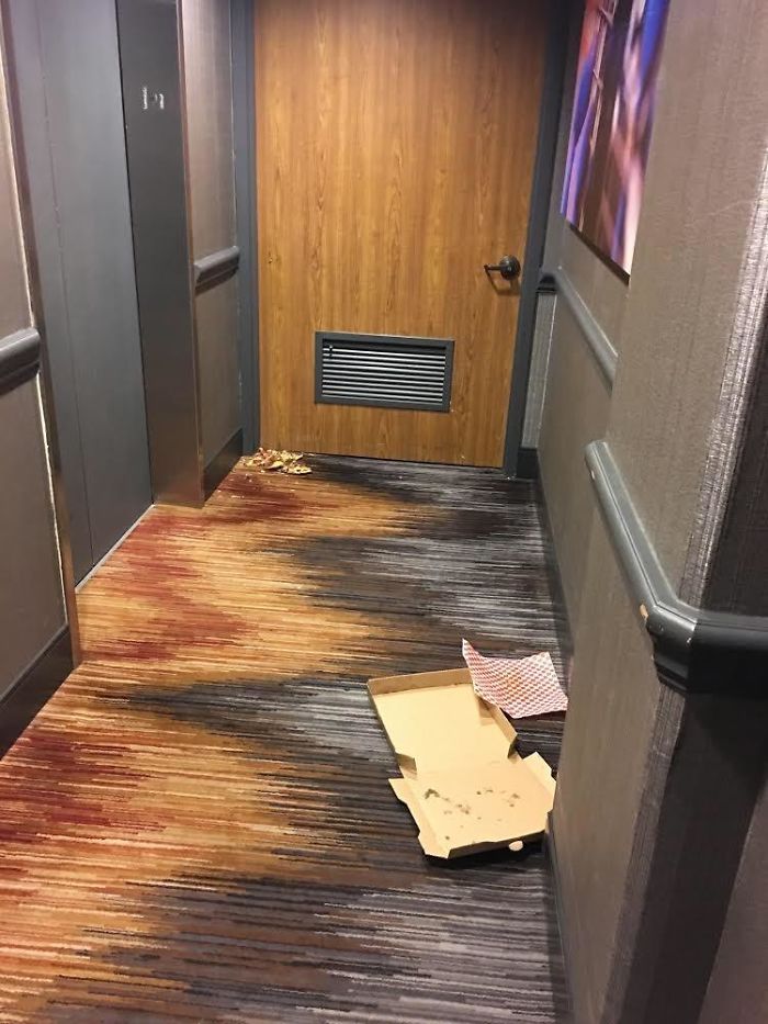 Alguien se ha dedicado a lanzar pizzas en el hotel