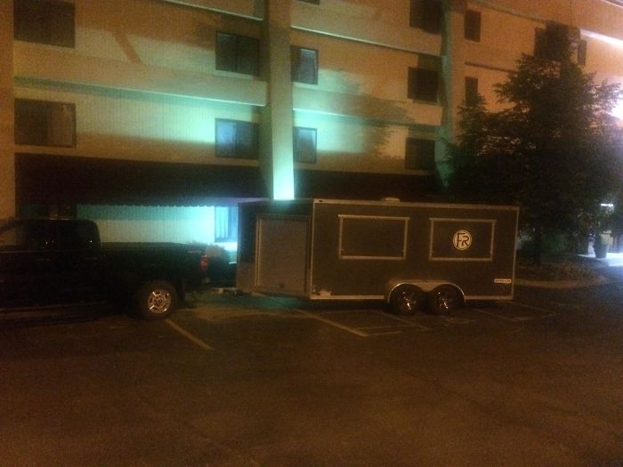 Este tipo ha aparcado en mi hotel ocupando 3 espacios, incluido uno para discapacitados