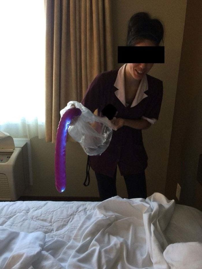 Encontraron este enorme "juguete" limpiando una habitación de hotel