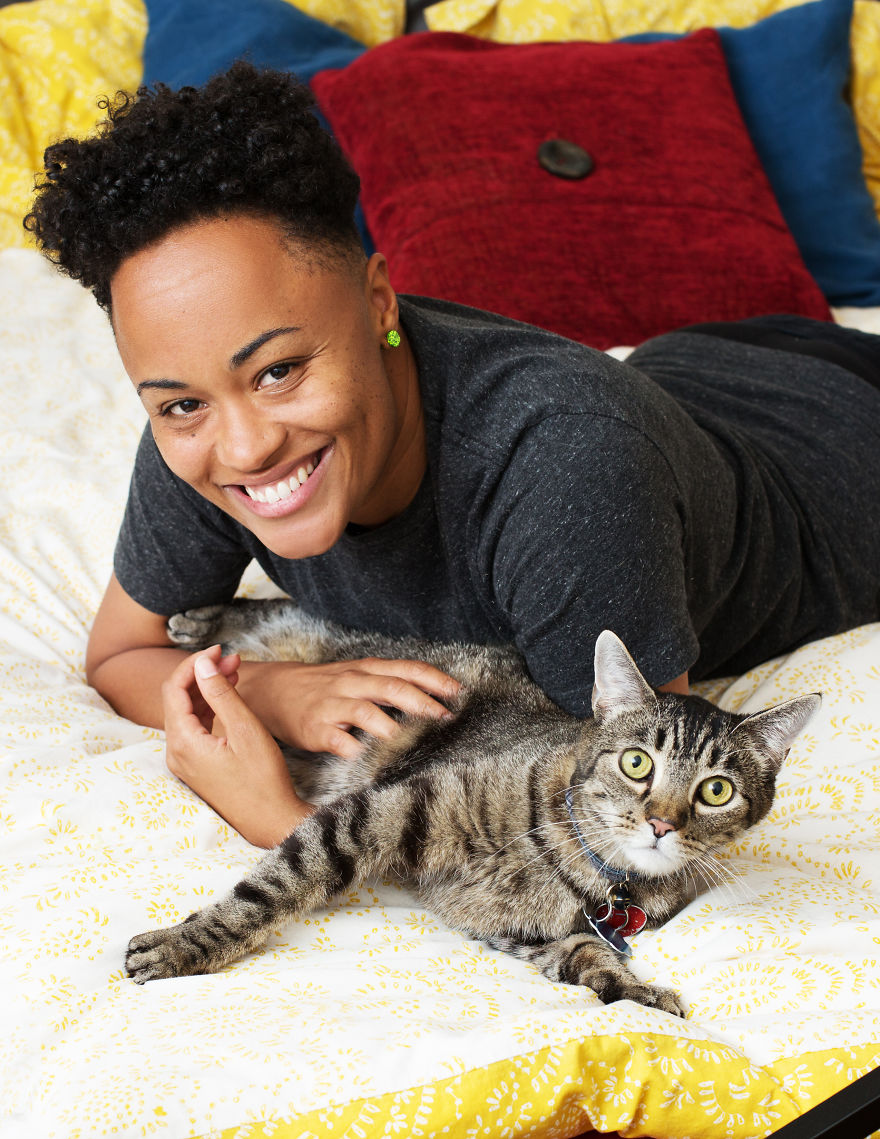 I Photograph Ladies With Their Cats To Debunk The Crazy Cat Lady Stereotype, And Here Are My Favorite Photos (16 Pics)