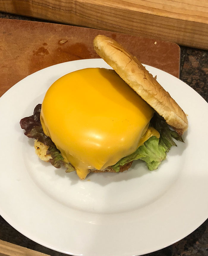 La forma en la que el queso se ha derretido sobre la hamburguesa
