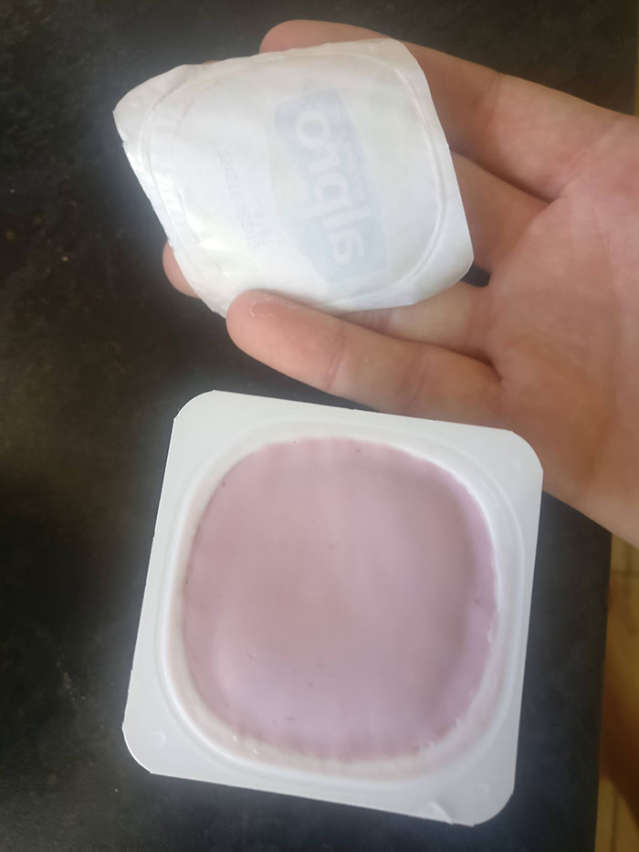 He abierto un yogur y no tiene restos en la tapa