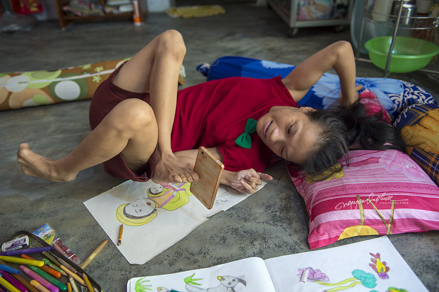 This 27-Year-Old Girl Is Disabled But She Uses Her Feet To Draw Optimistic Pictures With Hopes Of Supporting Her Mother