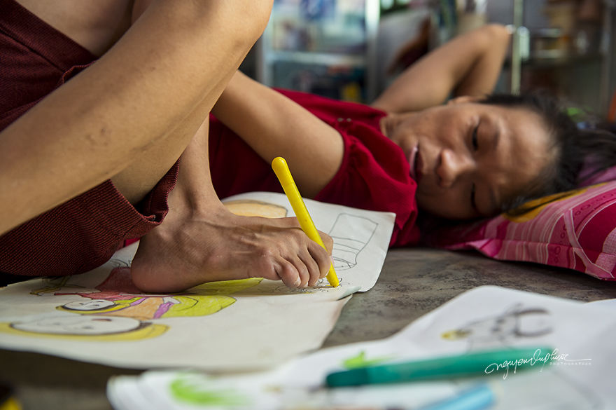 This 27-Year-Old Girl Is Disabled But She Uses Her Feet To Draw Optimistic Pictures With Hopes Of Supporting Her Mother