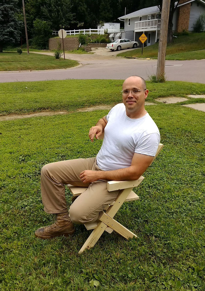 Este padre le ha construido una "silla-bi" a su hija bisexual, y ha triunfado en internet