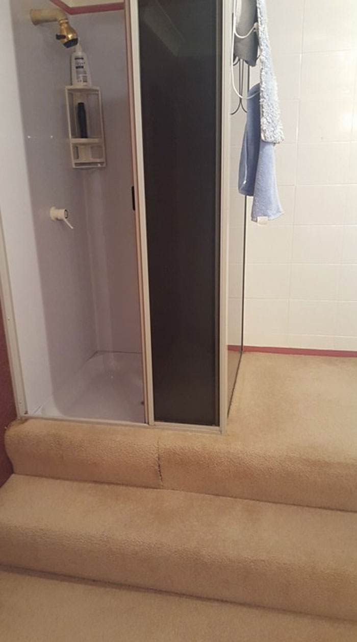 Escaleras enmoquetadas hacia la ducha