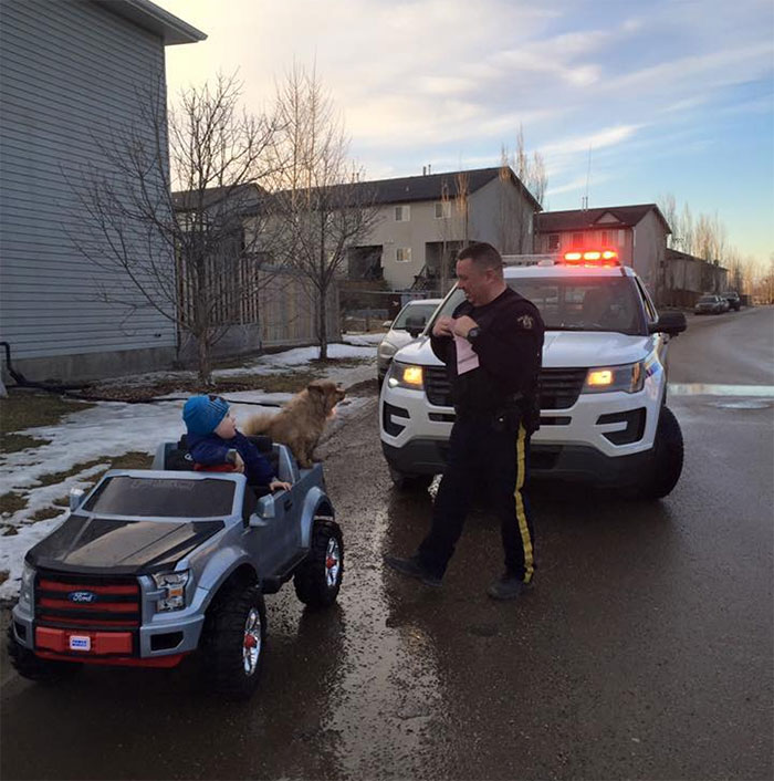 Un policía vio a un niño conduciendo su camión de juguete, le hizo parar y le puso su primera multa. Fort McMurray