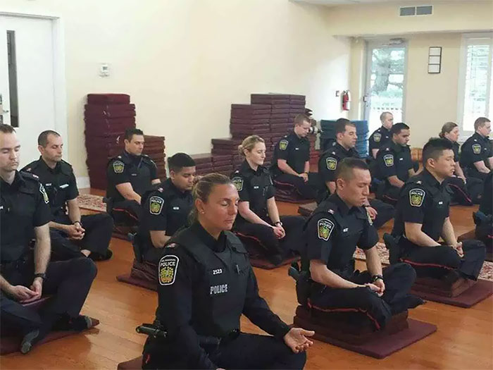 Policía canadiense meditando antes de comenzar su día