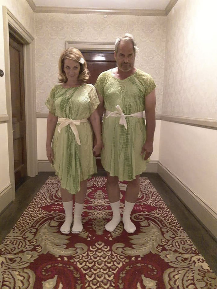 Encontramos estos vestidos de 2ª mano a juego para poder hacer esta pose en el hotel