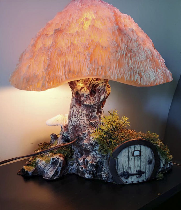 Esta lámpara en forma de casa bajo una seta es de los años 70 y mi hallazgo favorito de 2ª mano