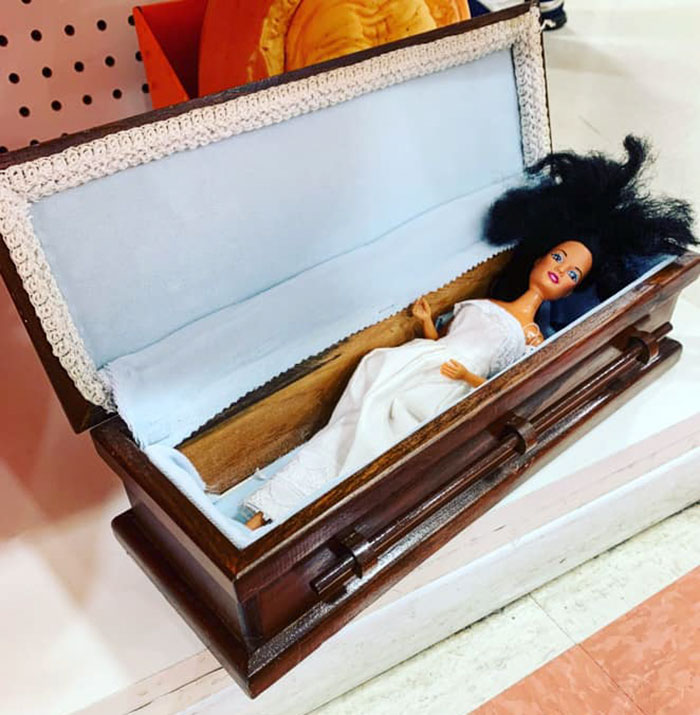 Hoy he encontrado a Barbie en un ataúd, y me la tenía que haber llevado