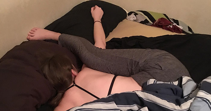 35 People Caught Napping In Funny And Uncomfortable-Looking Ways