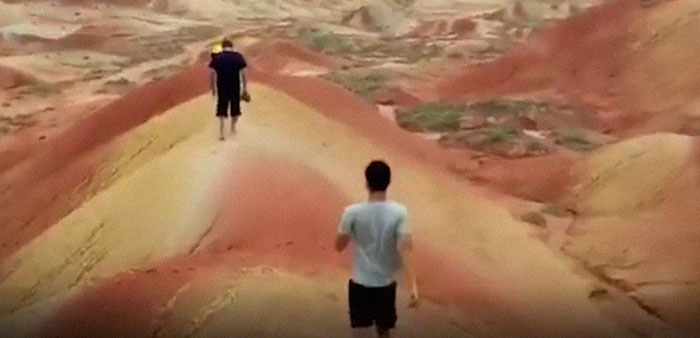 Turistas dañando un antiguo accidente geográfico por el que caminaban dinosaurios