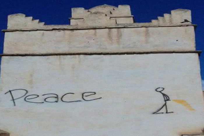 Turistas vandalizando una mezquita al sur de Marruecos