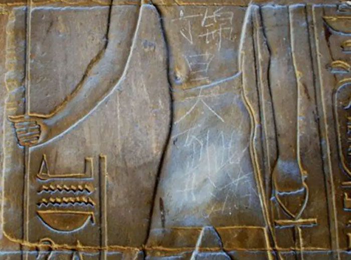 Un quinceañero hizo un graffiti en un antiguo templo egipcio