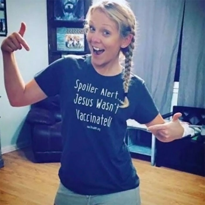 15 Respuestas de la gente ante esta mujer antivacunas que lleva una camiseta que dice "Jesús no se vacunó"
